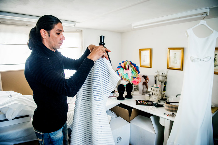 Syrische vluchteling en mode-ontwerper krijgt een kans bij bruidswinkelzaak in Herenstraat in Voorburg