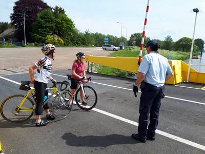 Maasveren zetten vanaf komend weekeinde weer fietsers over, mits ze een mondkapje dragen