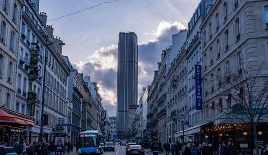 Geliefd door weinigen, gehaat door velen: lelijkste toren van Parijs krijgt een felbesproken make-over