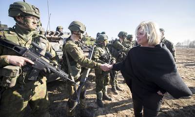 Hennis wil open grenzen voor militair transport naar Rusland