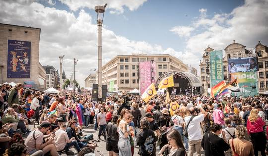 Sterke stijging van hulpvragen bij lgbtq+-hulplijn: ‘Na de aanval op mijn transgender vriend voelde ik me onveilig en bang’