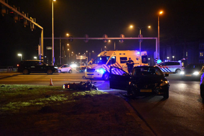 Motorrijder gewond bij botsing met auto in Almelo.
