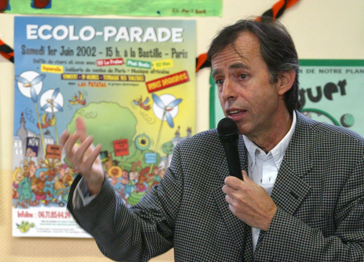 Met Charlie Hebdo Columnist Ome Bernard Kon Je Lachen Om Economie De Volkskrant