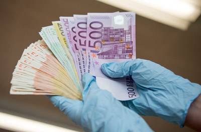 Man met 1,5 miljoen contant geld gepakt bij grensovergang Roermond