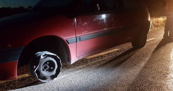 Man rijdt onder invloed zonder voorwiel over weg bij Weerselo