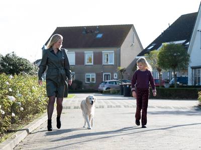 Moeder en dochter verwerken traumatische hondenaanval: Britt (8) gilde: ‘Mam help, ze bijt me’