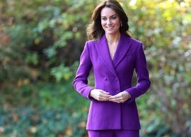 Kate Middleton gaat mee met de trend en schittert in een paars pak