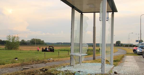 Auto rijdt door bushokje in Terhole | Zeeuws-Vlaanderen - PZC