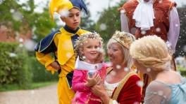 Axelle levert haar 'tutje' in als een echte Frozen-prinses!