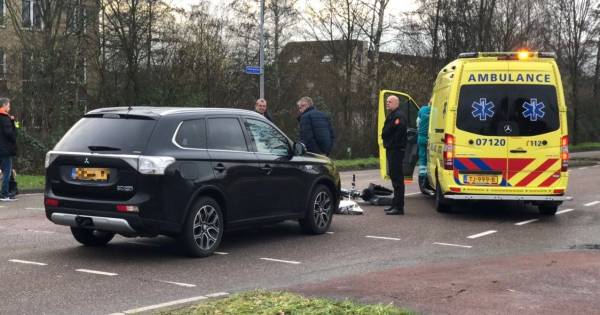 Vrouw met hoofdwond naar ziekenhuis na aanrijding in Nijkerk.