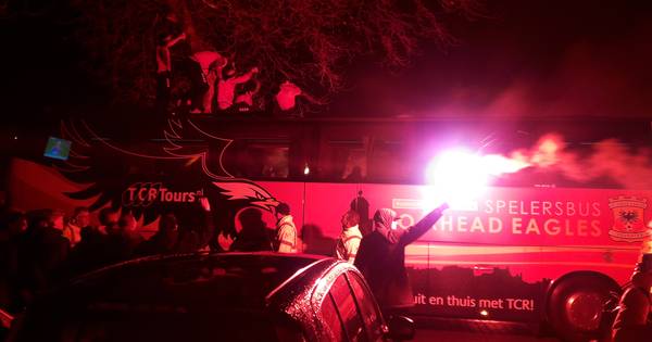 Dolblije supporters Go Ahead Eagles geven spelers heldenonthaal na winst in beker - De Stentor