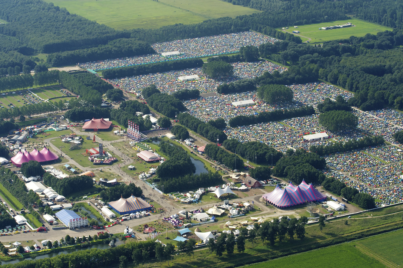 Moet Lowlands de Alpha-tent niet eens gaan afbreken ...