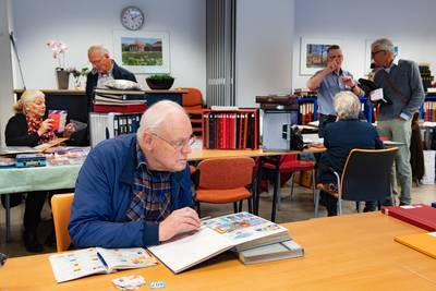 Zorgen in Ewijk: postzegels verzamelen met uitsterven bedreigd
