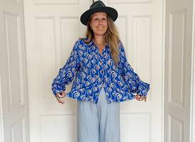 Zo geef je vorm aan een oversized blouse