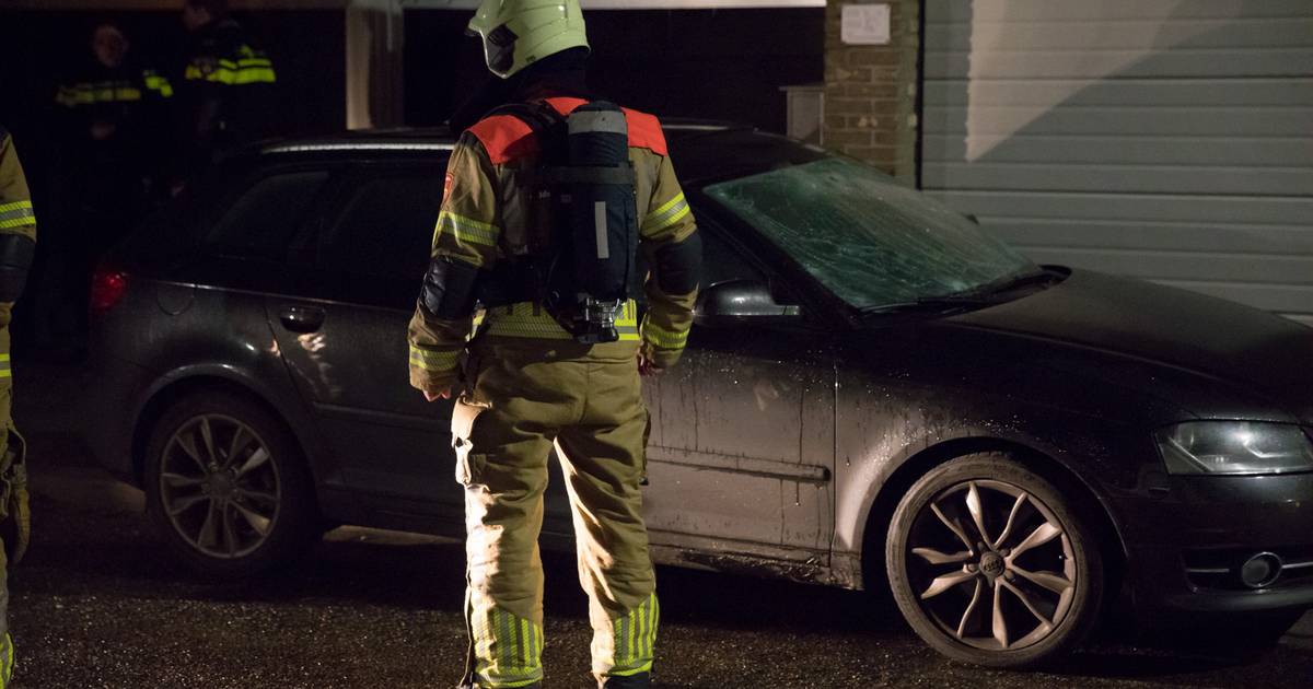 Weer vuurwerkincident in #Roosendaalse #Langdonk: auto door vuurwerk beschadigd.