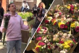 Ali B verrast Tilburgse ouderen met bloemen