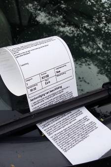 ‘Parkeerwachter die reanimerende huisarts in Almelo bekeurde moet op matje komen’