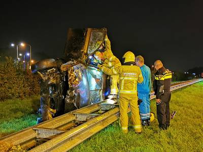 Nachtelijke ongevallen: over de kop op A12 en uit de bocht door modder op weg