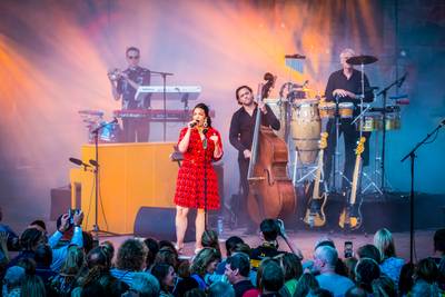 Caro Emerald zet Hertme op zijn kop