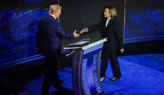 ‘Kamala heeft precies gedaan wat ze moest doen, zonder echte uitschuivers te maken’: Amerika-kenners over het debat tussen Trump en Harris