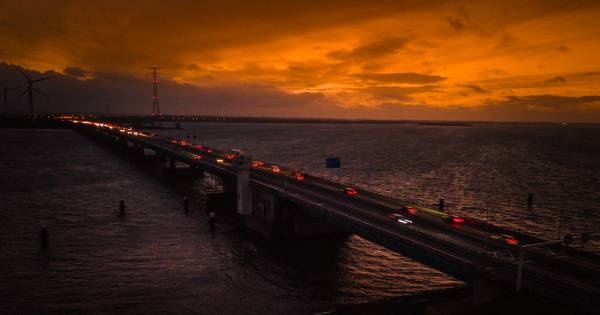 Haringvlietbrug blijft nog lang donker in de nacht