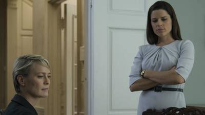House of Cards-actrice Neve Campbell adopteert jongetje