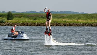 Met je flyboard vliegen over het water van de Rijn