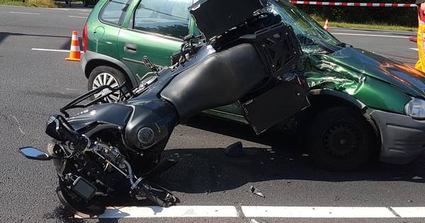 Motorrijder zwaargewond na ongeluk bij Delden op weg met defect verkeerslicht