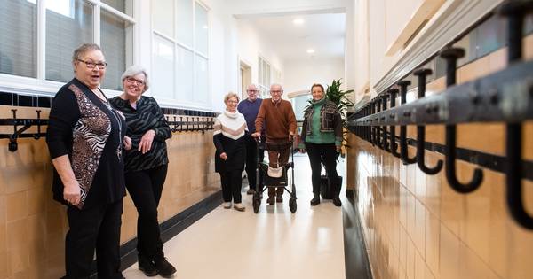 Helemaal blij in het Leogebouw: 'Wij wonen in de gymzaal' - BN DeStem