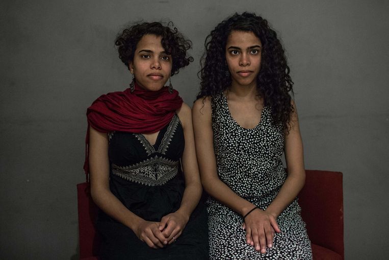 de Egyptische tweelingzussen Eman (22) en Karima (22)zagen tegen hun besnijdenis op. Beeld Eman Helal