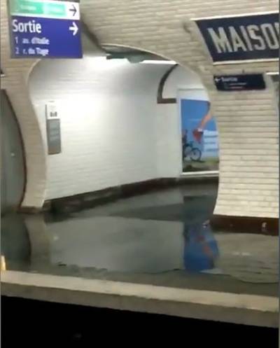 Metrostations overspoeld door stortregens in Frankrijk
