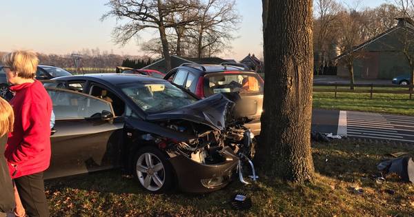 3 gewonden na ongeluk met 2 auto's in Albergen