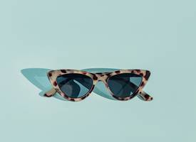 Dít zijn de (zonne)brillen- trends van voorjaar 2024 volgens een brillenstylist