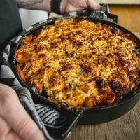 Een Griekse klassieker met een twist: moussaka met lamsmerguez en feta van Sam D’Huyvetter