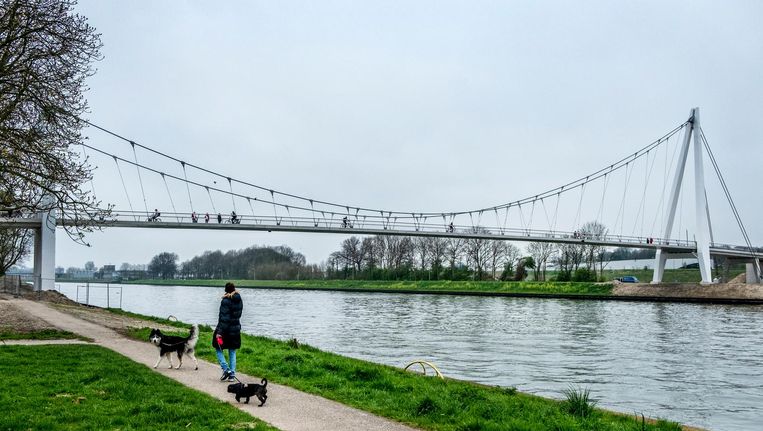 Voor de Dafne Schippersbrug moesten twee schoolgebouwen ...