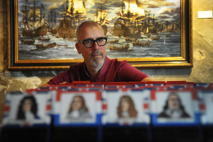 Pol Verbeeck speelt het spel 'Wie is het?' Op de achtergrond een zeeslag van Jan de Quelery.