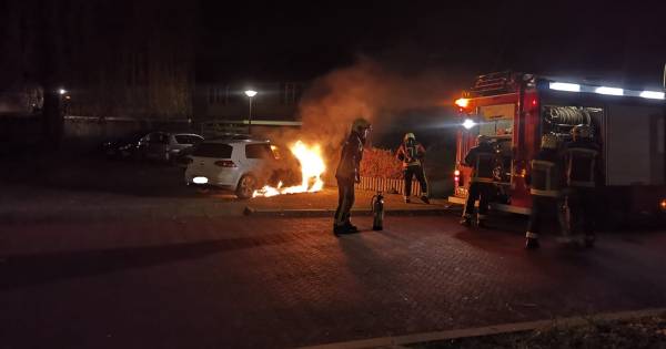 Auto afgebrand in Benthuizen: politie vermoedt brandstichting.
