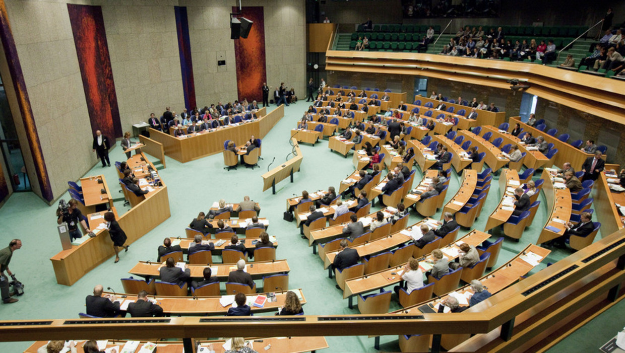overlegt over inkrimpen Eerste en Tweede Kamer Het Parool