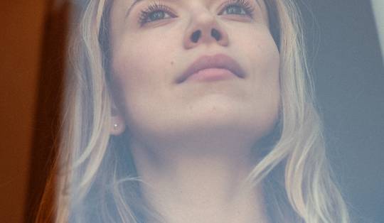 ‘We gaan weer met dreiging moeten leren leven’: analist Clara Broekaert over Poetin, AI-bots en Europa