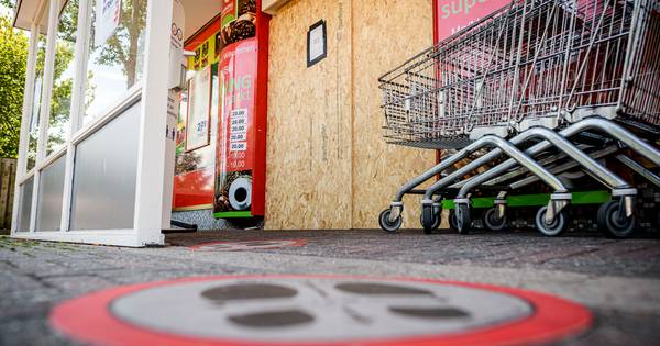 Supermarkt dichtgetimmerd na schenden coronaregels, Utrechter houdt inzamelactie - BD.nl
