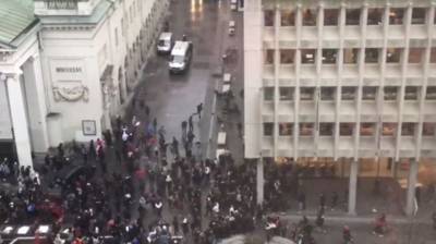 Tientallen arrestaties bij rellen in Brussel