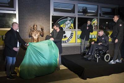 Geëmotioneerde Ricksen krijgt bronzen standbeeld bij Fortuna