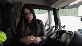Linda maakt patatjes in haar vrachtwagen