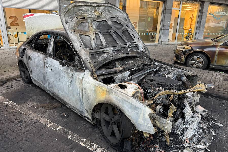 Drie wagens geraakten beschadigd door de brandstichting in de Pothoekstraat in Antwerpen. ©Marc De Roeck