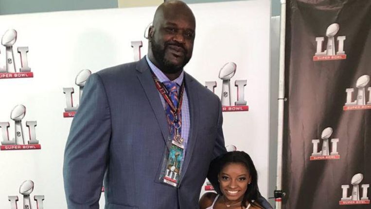 Turnster Simone Biles die Shaq begroet: het lijkt wel een ...