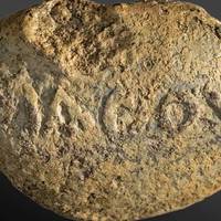 ‘Leer je les!’: inscriptie op een 2.000 jaar oude slingerkogel zegt veel over humor in oorlogstijd