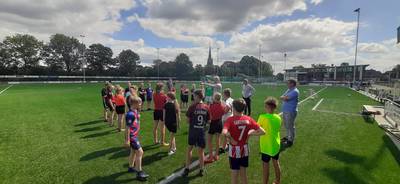 Voetbaltoppers geven kinderen in Zieuwent training: ‘Ze hebben tot het laatst gestreden’