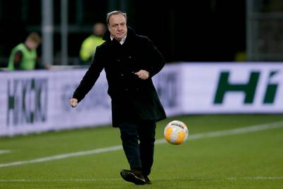 Advocaat hekelt kunstgras in Almelo: ‘Voetballen doe je op gras’