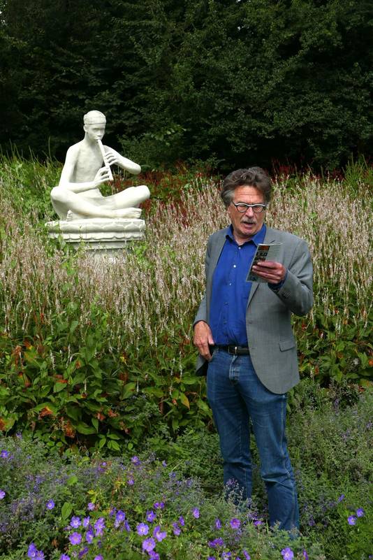Het Zuiderpark in Den Haag wordt geteisterd dooor kunstvandalen. Rondleider Piet Vernimmen trekt aan de noodbel.