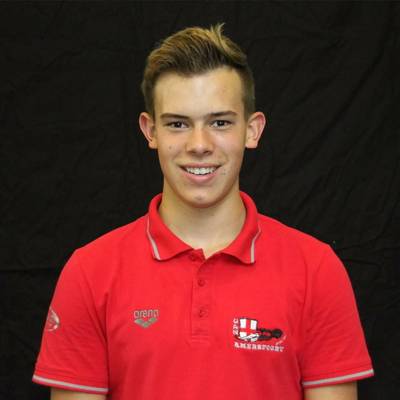 Zwemmer redt vrouw en kind uit auto in waterplas langs A12 bij Veenendaal